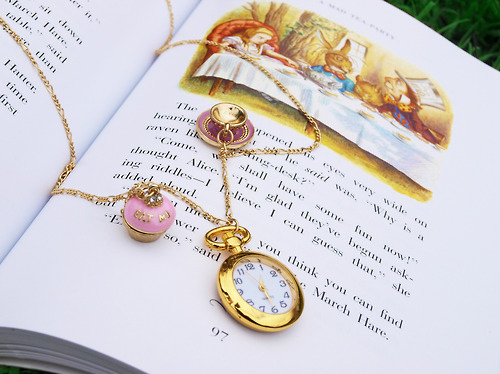 accessories-alice-alice-in-wonderland-book-clock-cute-Favim.com-45602.jpg