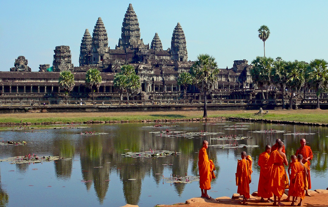 Buddhist_monks_in_front_of_the_Angkor_Wat small.jpg
